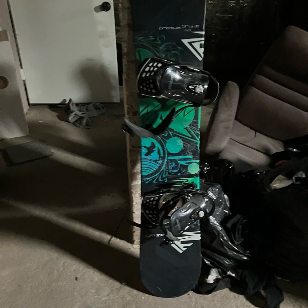 Lamar 1540 snowboard and zuma premium snowboard burton snow boots 8with bindings